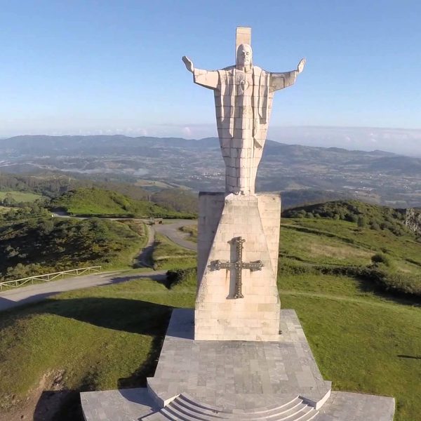 Monte Naranco con el Sagrado Corazón de Jesús